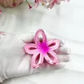 Pinza para el cabello de flor de frangipani con degradado rosa y resorte dorado - Rosa Degradado