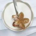 Pinza per capelli a forma di fiore di plumeria con motivo tartarugato ambrato - 8cm / Arancione Marmorizzato