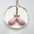 Molla per capelli rosa opaco con fiocco per acconciature su supporto bianco - Rosa