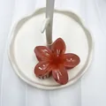 Eleganter ziegelroter Frangipani-Blüten-Haarklammer mit glänzender Harzoberfläche - Orangerot