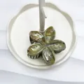 Molla per capelli a fiore con trama marmorizzata verde e marrone su vassoio - 8cm / Caffè Giada