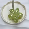 Pinza per capelli a forma di fiore verde cangiante con finitura perlata elegante - 8cm / Verde Gelatina Iridescente