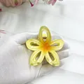Pinza de pelo con flor de plumeria en degradado amarillo y acabado brillante - Amarillo Degradado