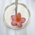 Haarklammer in Form einer Frangipani-Blüte mit rosa-orangefarbenem Farbverlauf und Harz - Hell Wassermelonenrot