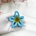 Pinza per capelli a forma di fiore blu sfumato con finitura in resina lucida - Plumeria Svuotata / 8cm / Gradiente Blu