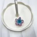 Molletta per capelli a fiore sfumato blu e viola su piatto bianco per vacanze al mare - Viola Con Cuore Blu