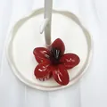 Lebhafte rote Haarklammer mit Farbverlauf in Frangipani-Form auf weißem Dekor - Rot mit Schwarzer Mitte