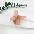 Pince à cheveux papillon rose mat en résine sur un plateau blanc minimaliste élégant - Orange Transparent Givré