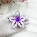 Pinza per capelli a forma di fiore con sfumatura viola e bianca effetto marmo chic - Plumeria Svuotata / 8cm / Sfumato Viola