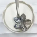 Pinza per capelli a fiore effetto marmo grigio su vassoio in ceramica bianca - Nero Inchiostro Marmorizzato
