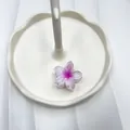 Pinza per capelli a fiore viola traslucido con centro rosa scuro per vacanze al mare - Base Bianca Cuore Rosa
