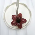 Haarklammer in Form einer dunkelroten Plumeria-Blüte aus glänzendem Harz für den Urlaub - Dunkelrot