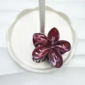 Pinza per capelli a fiore con trama marmorizzata rossa e finitura in resina lucida - 8cm / Rosso Profondo Marmorizzato