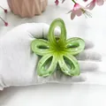 Pinza per capelli a fiore verde chiaro traslucido con molla dorata per styling elegante - 8cm / Plumeria Traforata Verde
