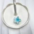 Molletta per capelli a forma di plumeria in resina blu sfumato per la spiaggia - Base Bianca Cuore Blu