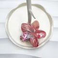 Pinza per capelli a fiore con trama marmorizzata rosa e bianca su un vassoio elegante - Grande / Rosa Pesca Marmorizzato