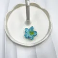 Molla per capelli a forma di plumeria blu cielo con sfumatura gialla su piatto bianco - Blu Sfumato
