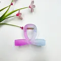 Haarklem in strikvorm met roze en blauw verloop en een matte harsafwerking - Pruimroze en Blauw