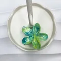 Pinza per capelli a fiore tropicale marmorizzato verde blu giallo per vacanze al mare - 8cm / Verde Giada