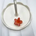 Pinza per capelli a fiore di frangipane rosso arancio con finitura in resina - Rosso