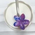 Pinza per capelli a fiore marmorizzato viola e blu su vassoio in ceramica bianca - 8cm / Viola Scuro Marmorizzato