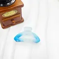 Pinza de pelo semicircular con degradado azul y blanco y acabado mate suave - Azul