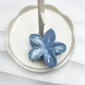 Pinza per capelli a fiore plumeria blu marmorizzato per acconciature eleganti da mare - 8cm / Blu Grigio Marmorizzato