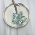 Pinza per capelli a fiore di plumeria azzurro con finitura olografica cangiante - 8cm / Azzurro Iridescente