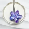 Pinza per capelli a forma di fiore di frangipane marmorizzato viola e blu in acetato - 8cm / Viola Marmorizzato
