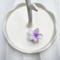 Pinza per capelli a forma di fiore di plumeria sfumato viola e bianco per vacanze al mare - Base Bianca Cuore Viola