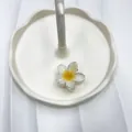 Molla per capelli a forma di frangipane bianca e gialla su vassoio espositivo bianco - Petalo Bianco Cuore Giallo