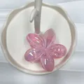 Pinza per capelli a fiore di frangipane rosa perlato per acconciature da spiaggia - Grande / Rosa Gelatina Iridescente