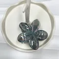 Pinza per capelli a fiore di frangipani iridescente con finitura aurora metallica - Grande / Grigio Gelatina Iridescente