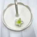 Pinza per capelli a fiore di plumeria giallo e verde su vassoio per vacanze estive - Bianco Con Centro Verde