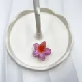 Mini molletta per capelli a forma di plumeria con sfumatura rosa e viola su vassoio - Rosso Acqua