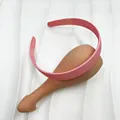 Cerchietto largo rosa opaco con denti antiscivolo su sfondo a trama semplice - Rosa