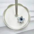 Pinza per capelli a forma di frangipani con sfumature blu e finitura lucida da spiaggia - Blu Nebbia
