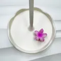 Molla per capelli a forma di fiore rosa sfumato su un vassoio bianco da esposizione - Rosa