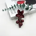 Fermaglio per capelli a fiore rosso scuro opaco con bacche su sfondo bianco - Rosso Marrone