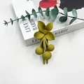 Elegante molletta per capelli a fiore verde oliva opaco con design a bacca per donna - Giallo Zenzero