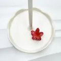 Pinza per capelli a fiore di frangipane rosso traslucido su un vassoio bianco - Rosso Anguria