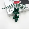 Molletta per capelli a fiore verde scuro opaco con bacche su sfondo bianco elegante - Ciano