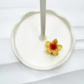Molletta per capelli a fiore di plumeria gialla con sfumatura arancione per vacanze al mare - Giallo Con Cuore Rosso