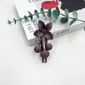 Fermaglio per capelli a fiore viola scuro opaco con perline pendenti a bacca - Viola
