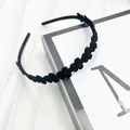 Cerchietto nero opaco in resina con design a piccoli fiori continui per acconciatura - Nero