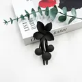 Fermaglio per capelli a fiore nero opaco con bacche e finitura minimalista - grigio scuro