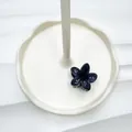 Molletta per capelli a fiore in resina blu scuro, 4 cm, design lucido di plumeria - Blu Scuro