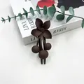 Pinza per capelli a fiore marrone opaco con accenti botanici e design a due punte - Marrone