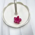 Pinza per capelli a forma di fiore fucsia da 4 cm con finitura traslucida - Rosa prugna