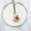 Pinza per capelli a fiore di frangipane rosa sfumato in resina traslucida per vacanze - Bianco Cuore Arancione